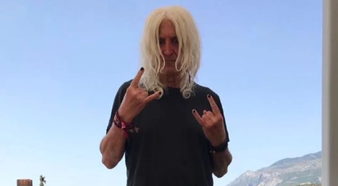 Νίκος Καρβέλας | Σπάνια φωτογραφία με τα ρούχα της κόρης του