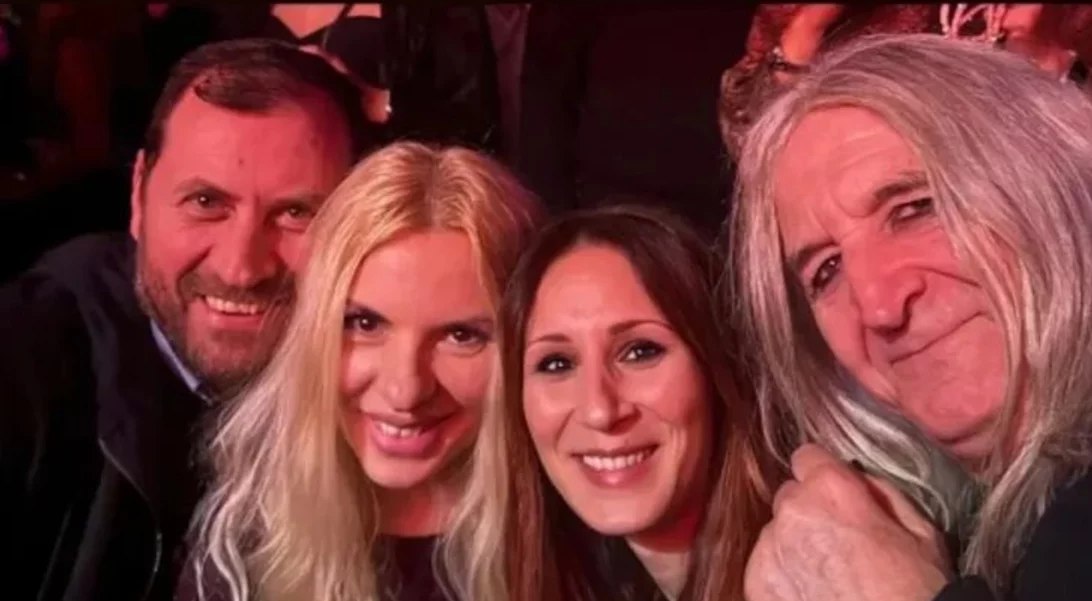 Νίκος Καρβέλας | Διασκέδασε στην Άννα Βίσση με τη Έλενα Φερεντίνου και την Αννίτα Πάνια