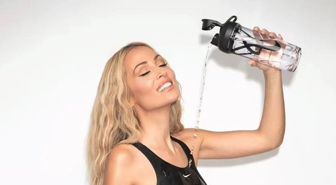 Sneak preview | H Ελένη Βουλγαράκη ποζάρει με το μαγιό της για το Shape Αυγούστου