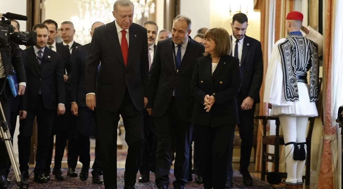 Τα δώρα του Ερντογάν: Το βάζο στη Σακελλαροπούλου, η μαρμάρινη πιατέλα της Προέδρου και τα βιβλία [εικόνες]