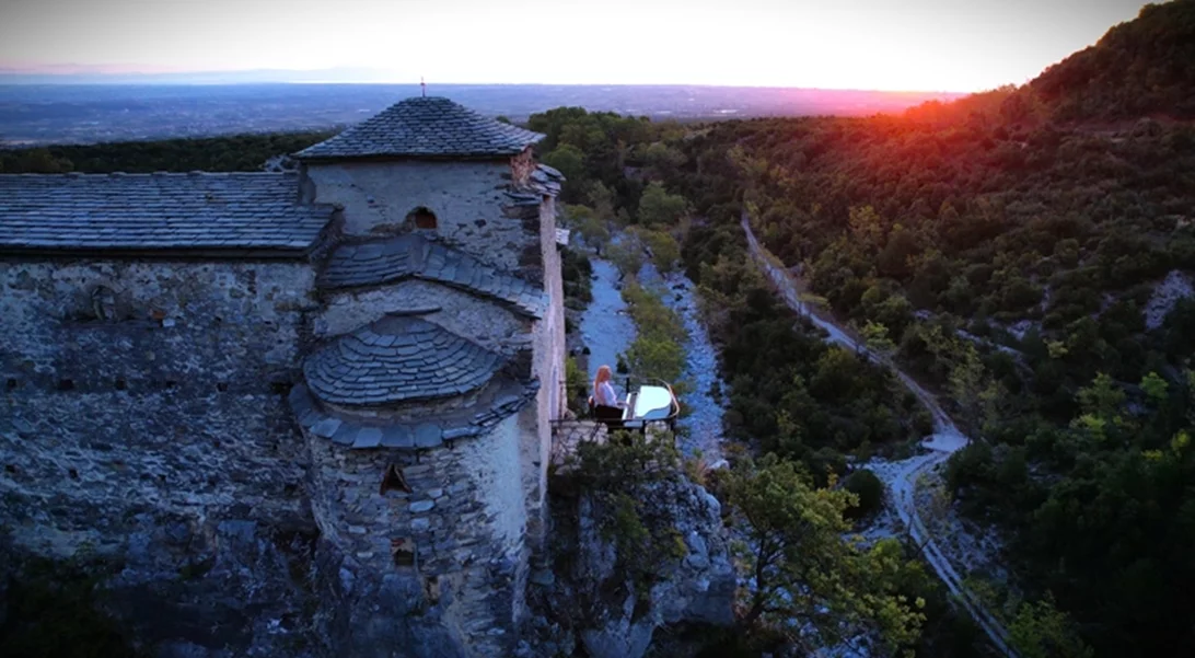 Μια μελωδία στην άκρη του γκρεμού – Στον Όλυμπο το "ιπτάμενο" πιάνο της Έλενας Ξυδιά