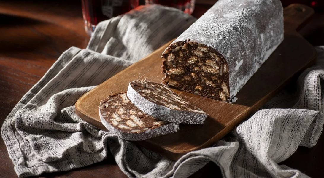 Το μωσαϊκό με γιαούρτι είναι το γλυκό που θα φτιάχνεις ξανά και ξανά – ελαφρύ και πανεύκολο