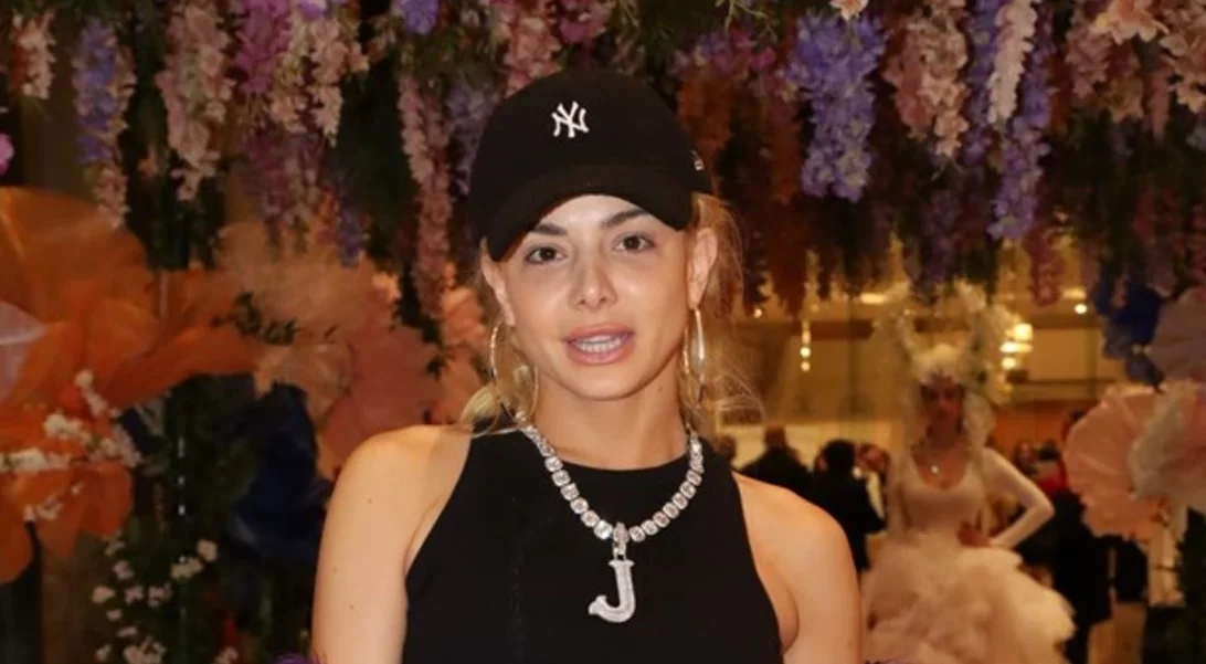 Η Ζόζεφιν στα βήματα της Πάμελα Άντερσον - Σχεδόν αμακιγιάριστη σε εκδήλωση