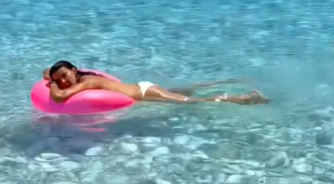 Μαρίνα Βερνίκου | Δες το απίστευτο σώμα της με μαγιό μετά από τρεις γέννες (vid)