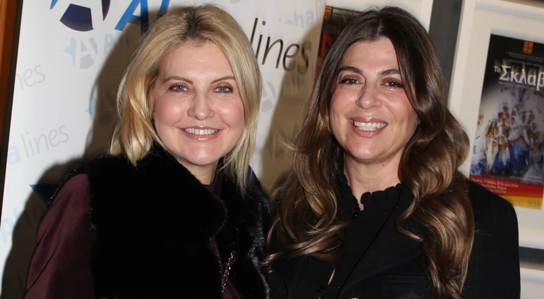 Αθανασία Μαρινάκη | Η κομψή εμφάνιση σε θεατρική βραδιά - Με total black σύνολο