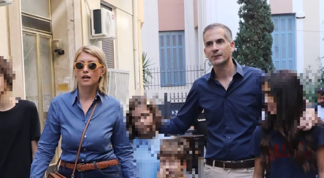 Κώστας Μπακογιάννης & Σία Κοσιώνη | Οικογενειακώς στην κάλπη - Το chic σύνολο της δημοσιογράφου