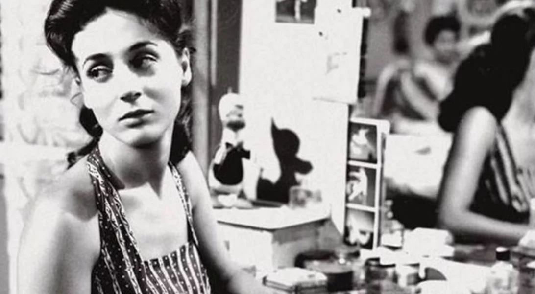 69 χρόνια πριν | Η Έλλη Λαμπέτη με μελαγχολικό βλέμμα ποζάρει στο λιμάνι της Υδρας