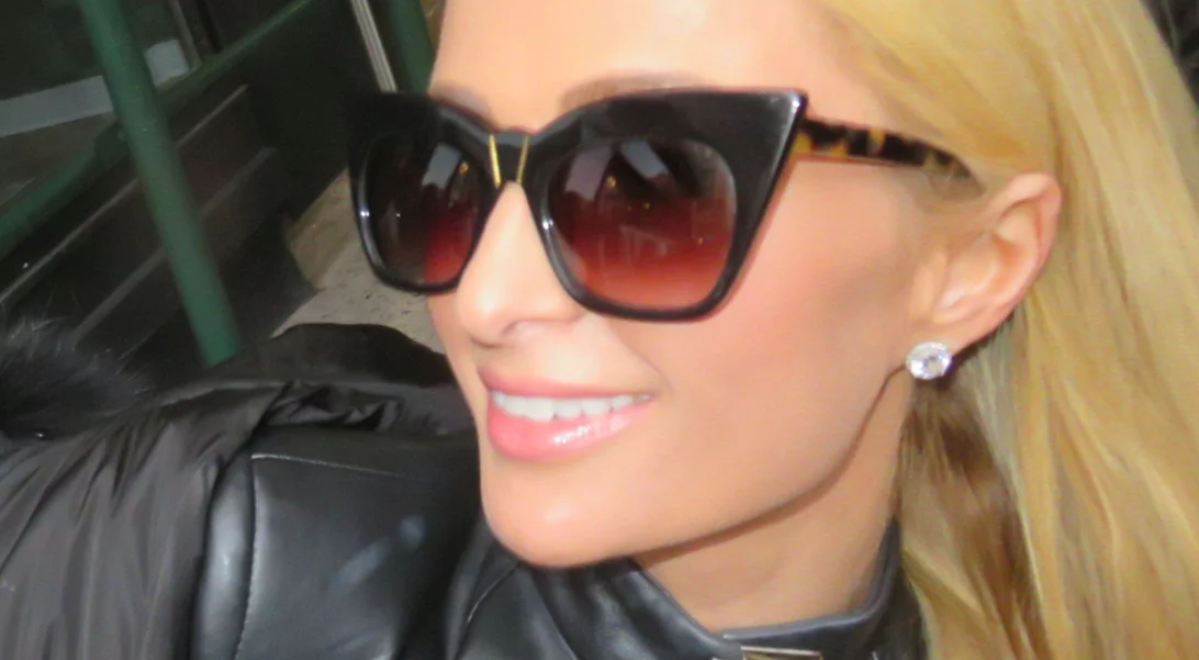 Η Paris Hilton υπενθυμίζει ότι δεν είναι τα πάντα στο διαδίκτυο αληθινά