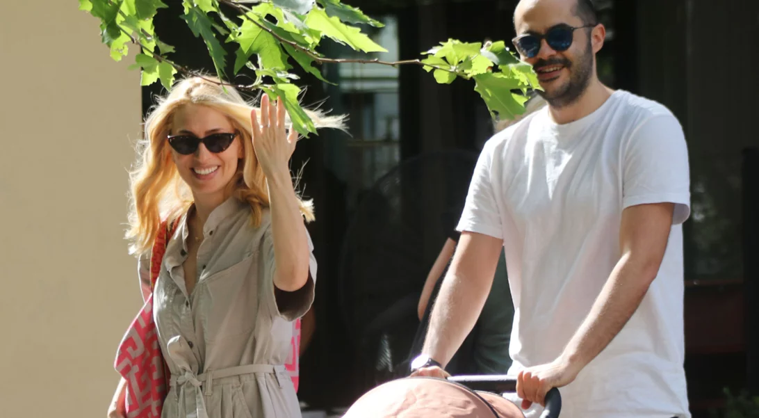 Μαρία Ηλιάκη - Στέλιος Μανουσάκης | Βόλτα στο κέντρο της πόλης με την κόρη τους, Κατερίνα (pics)