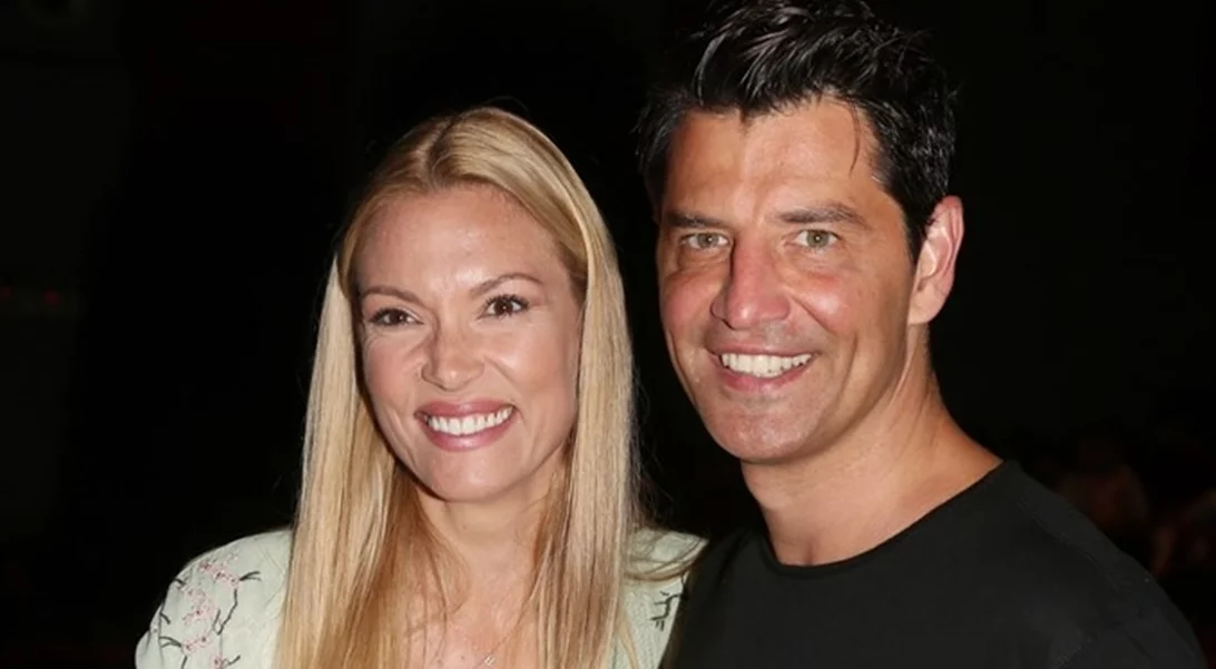 32 χρόνια πριν | Βίκυ Καγιά και Σάκης Ρουβάς ποζάρουν αγκαλιά - Εκείνος ήταν 20 κι εκείνη 14