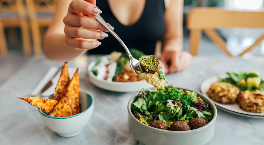 Μήπως τελικά οι "υγιεινές" επιλογές παχαίνουν; Τι απαντά ο διατροφολόγος