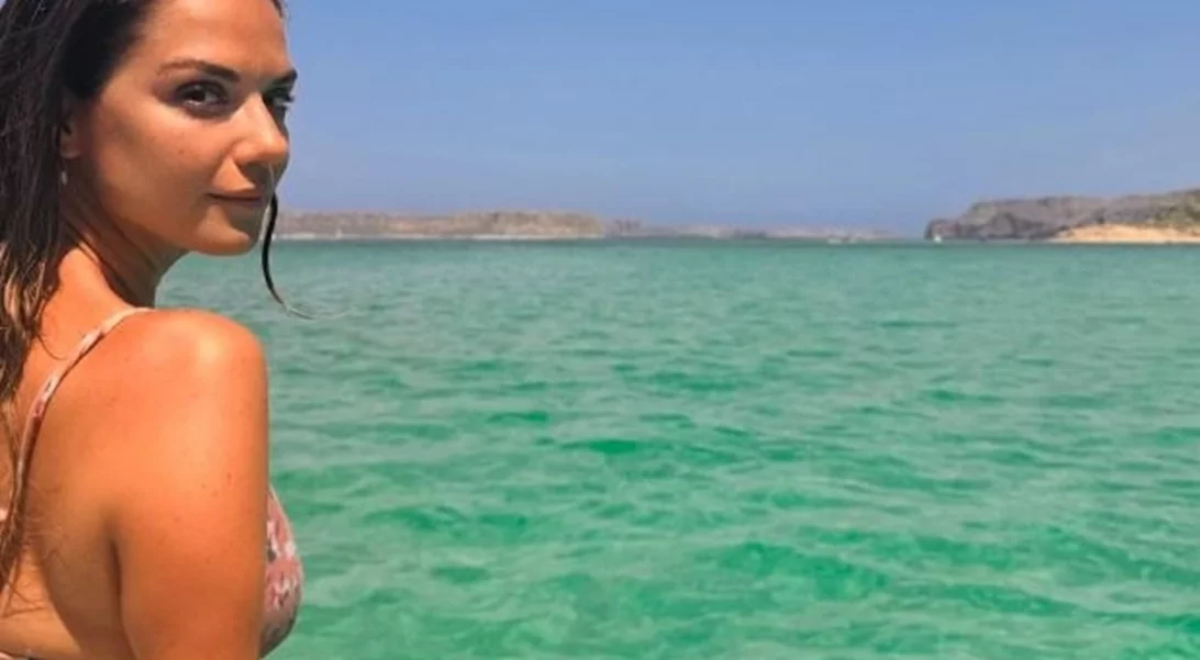 Η Βάσω Λασκαράκη στην αγαπημένη της Κρήτη | Με το μαγιό της και χωρίς ρετούς