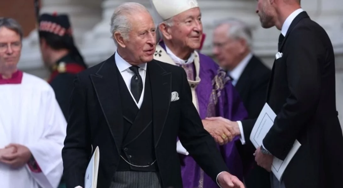 Ο βασιλιάς Κάρολος έγινε ο πρώτος βρετανός μονάρχης εδώ και τέσσερις αιώνες που παρέστη σε Καθολική κηδεία