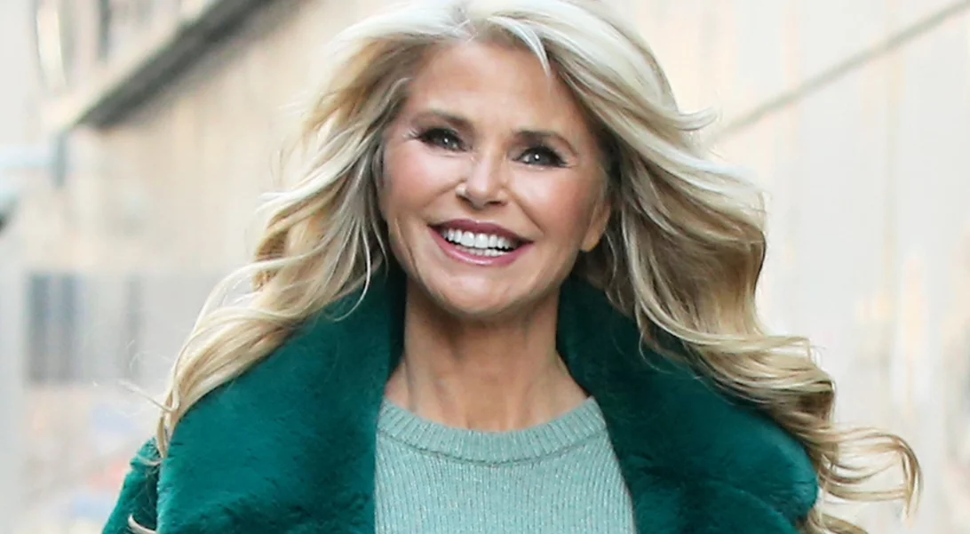 Christie Brinkley | Η κόρη της ποζάρει με μαγιό και θυμίζει τη διάσημη μητέρα της