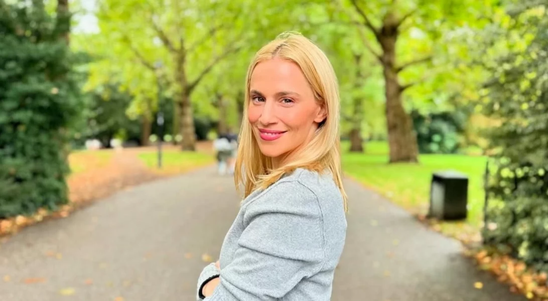 Νάντια Μπουλέ | Τα παιχνίδια με τη Σεμέλη της στο υπέροχα στολισμένο σαλόνι της