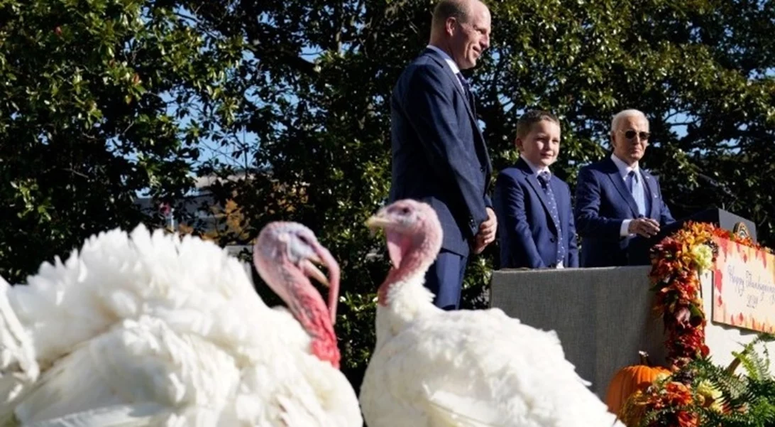 Ο πρόεδρος Βiden απένειμε χάρη σε δύο γαλοπούλες ενόψει της Ημέρας των Ευχαριστιών