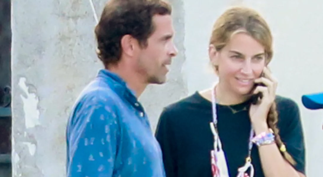 Χρυσή Βαρδινογιάννη | Με φαρδύ μαύρο φόρεμα στο πλευρό του Κωνσταντίνου Μαρκουλάκη στις Σπέτσες