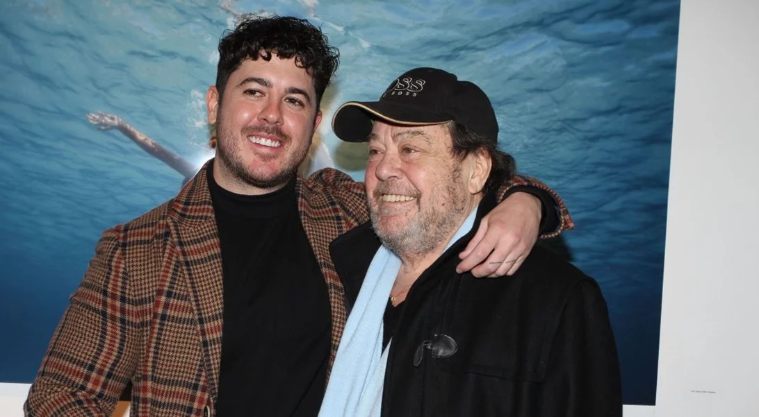 Ο Μιχαήλ Βαρθακούρης φωτογραφίζει τον Γιάννη Πάριο στο πιάνο του | Η σπάνια φωτογραφία από το σπίτι του