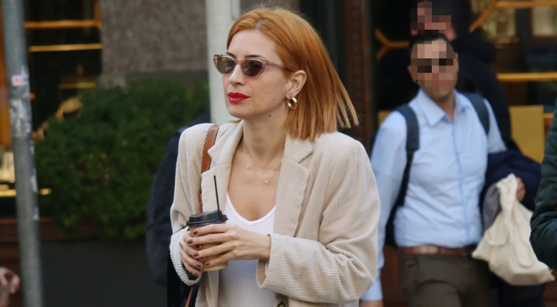 Κοστούμι με sneakers; Κι όμως η Μαρία Ηλιάκη θα σε πείσει να αντιγράψεις τον πιο cool συνδυασμό