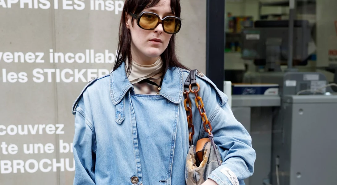 Η καμπαρντίνα που θα φοράς αυτήν την άνοιξη έχει denim υφή και ταιριάζει με όλα σου τα ρούχα