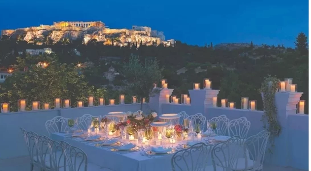 Εστιατόρια και μπαρ σε ταράτσες και αυλές για την Πανσέληνο του Αυγούστου