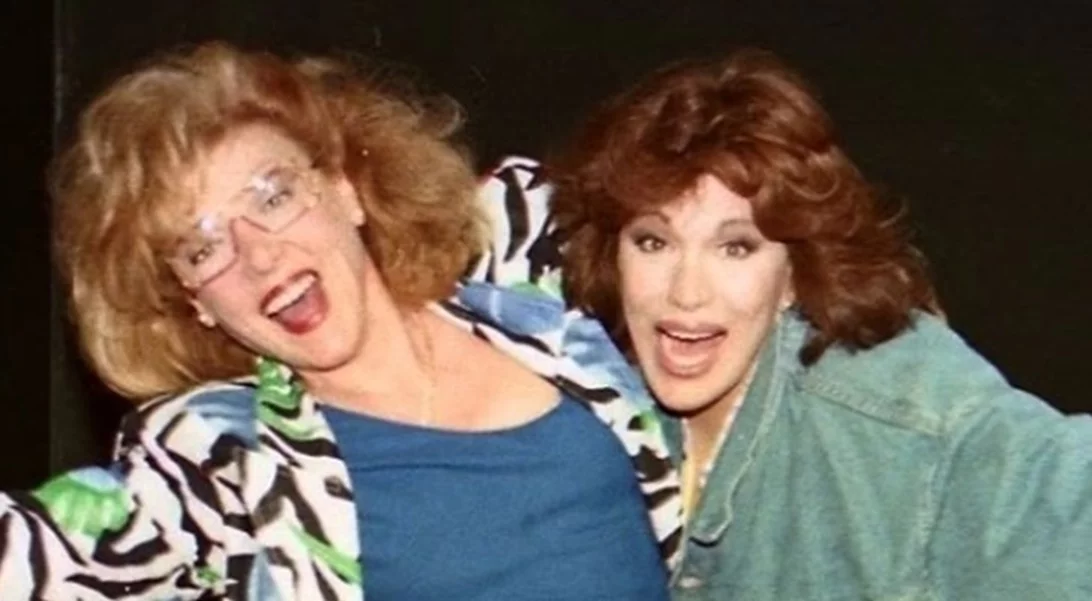 Μια αγκαλιά γεμάτη αναμνήσεις | Η Μαίρη Χρονοπούλου και η Μάρω Κοντού σε ένα σπάνιο καλοκαιρινό στιγμιότυπο