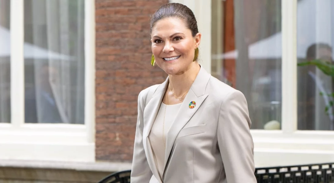 Η πριγκίπισσα Βικτώρια φόρεσε τα πιο διάσημα λευκά sneakers σε ένα φθινοπωρινό look