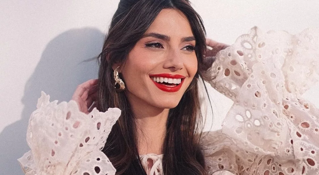 Πώς να φορέσεις το denim παντελόνι σου το καλοκαίρι | Η Ηλιάνα Παπαγεωργίου βρήκε τον ιδανικό τρόπο