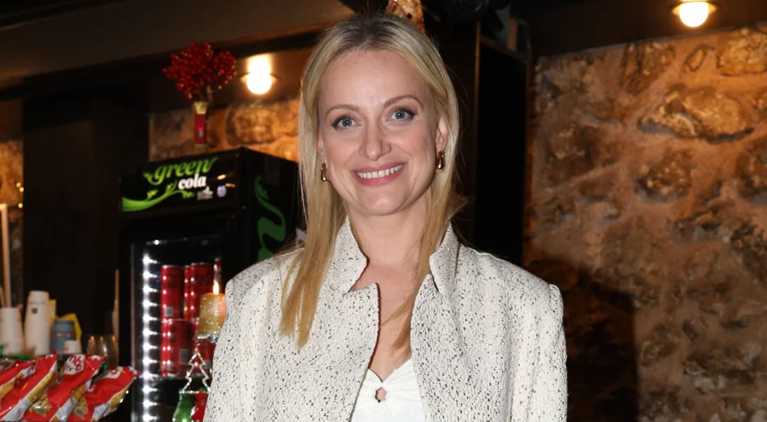 Η Λένα Δροσάκη με μαύρο καρέ | Το look που την έκανε πραγματικά αγνώριστη