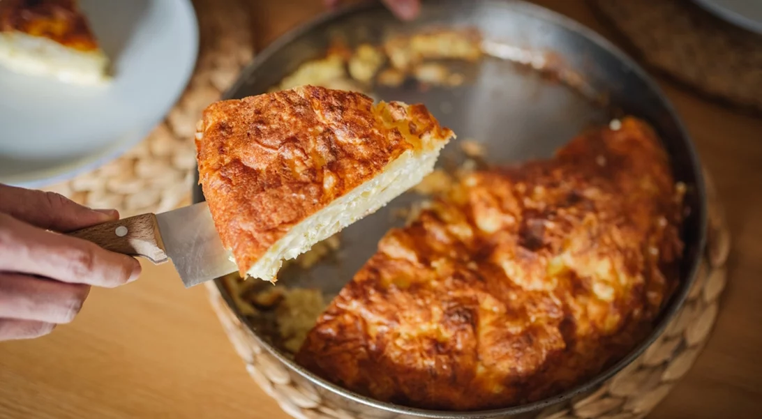 Γρήγορη τυρόπιτα χωρίς φύλλο για εσένα που τρέχεις να τα προλάβεις όλα