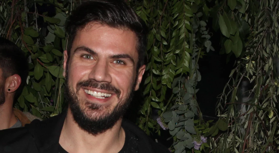 Άκης Πετρετζίκης | Λίγο πριν γίνει πατέρας, εύχεται σε όλους τους μπαμπάδες με ένα ανατρεπτικό βίντεο