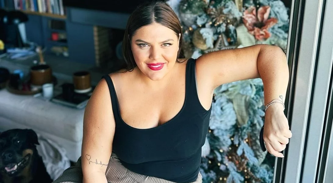 Η Δανάη Μπάρκα ποζάρει στην αγαπημένη χριστουγεννιάτικη γωνιά στο σπίτι της