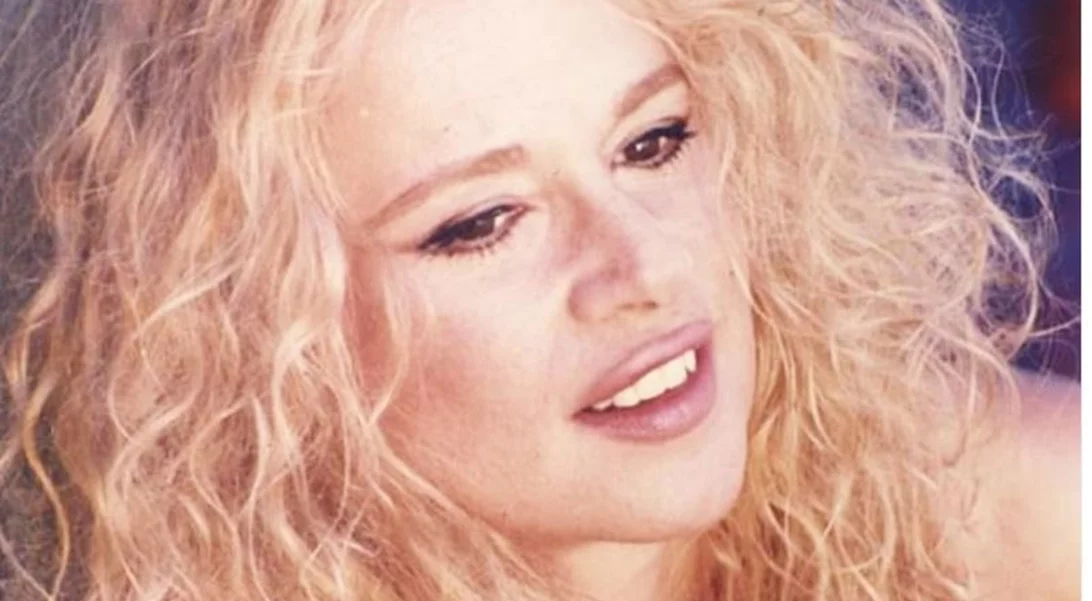 Η Αλίκη Βουγιουκλάκη στα 80s | Σπάνια φωτογραφία από το εσωτερικό του Θεολόγου - Το άγαλμα και το πορτραίτο της