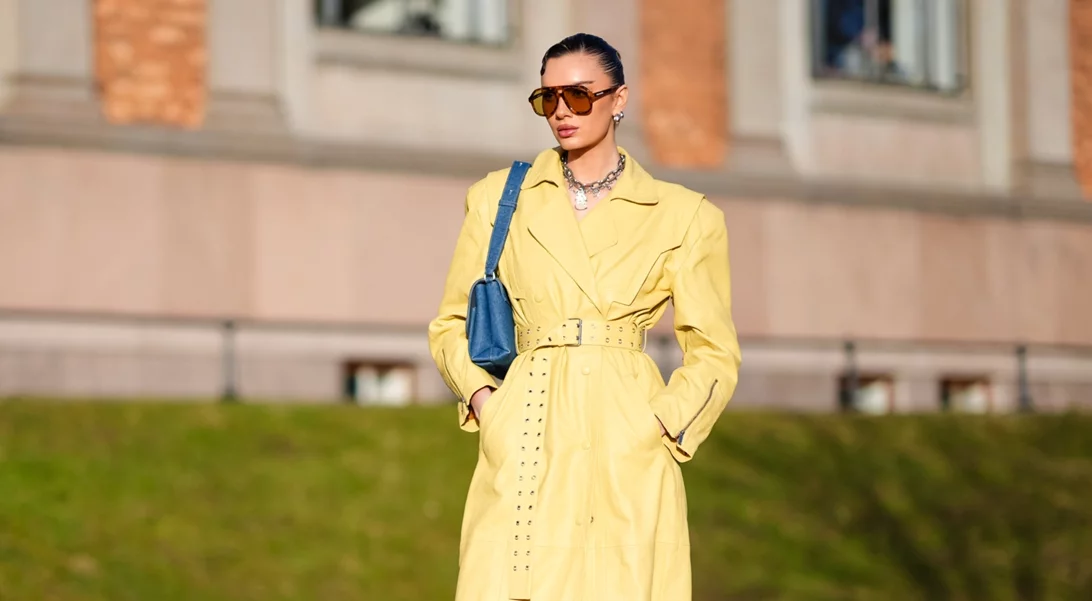 Sandwiching | H viral στιλιστική συμβουλή του TikTok για να ντύνεσαι κομψά μέσα σε 5 λεπτά