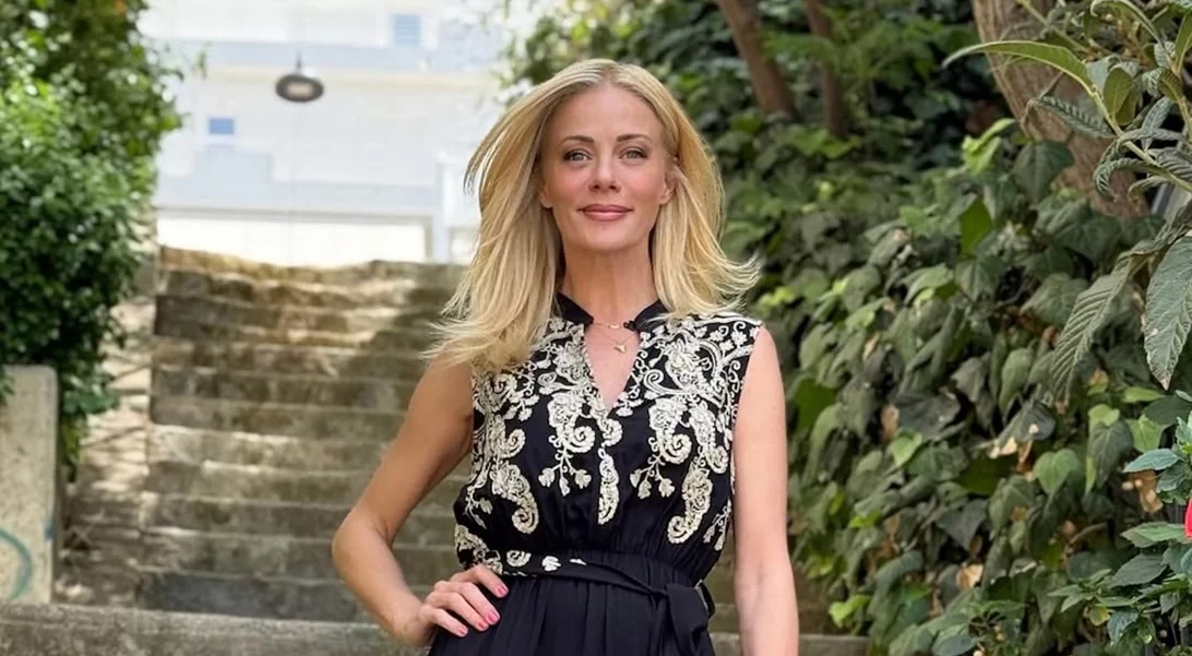 Στο σπίτι της Ζέτας Μακρυπούλια | Το ολάνθιστο μπαλκόνι και το bohemian στιλ του σαλονιού της