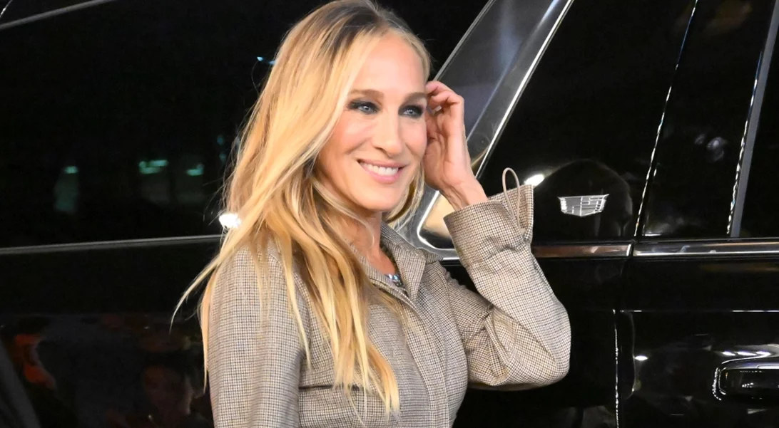 Η Sarah Jessica Parker με κομψό σύνολο στο σόου του Fendi και βέβαια με μια... baguette