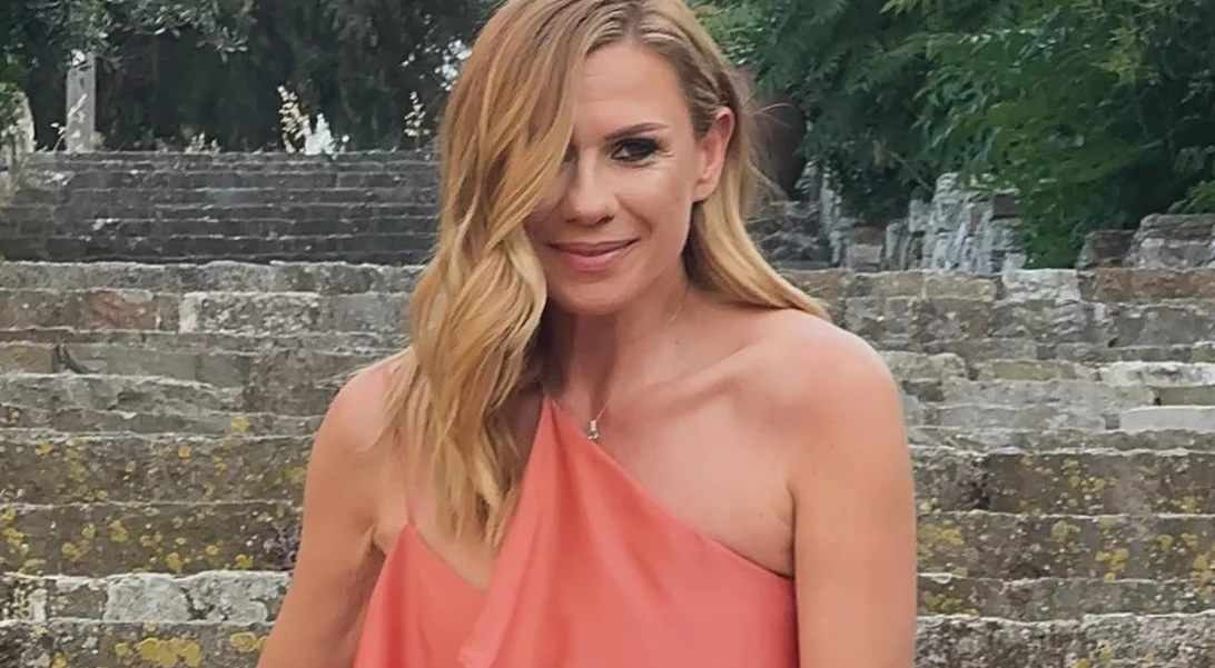 Μικρός φωτογράφος ο Αρίωνας Κατσούλης | Η Κατερίνα Καραβάτου ποζάρει χαμογελαστή στον φακό του αγοριού της