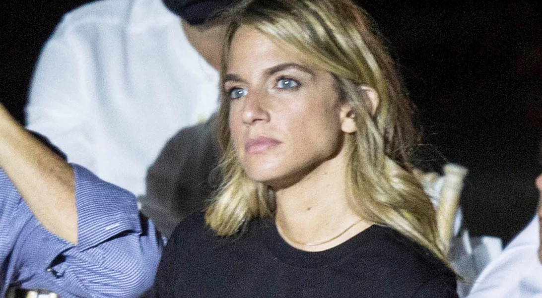 Η Χρυσή Βαρδινογιάννη με μαύρη δημιουργία με ανοιχτούς ώμους σε μία ξεχωριστή εκδήλωση