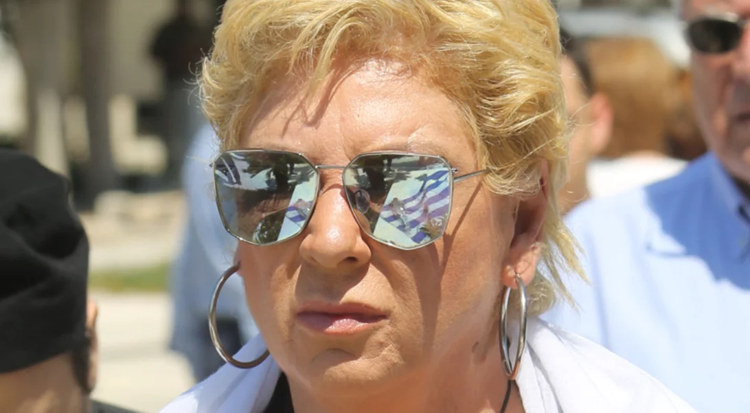 Δήμητρα Λιάνη Παπανδρέου | Η summer εμφάνιση στην Αργυρούπολη - Τα ιδιαίτερα μακριά σκουλαρίκια της