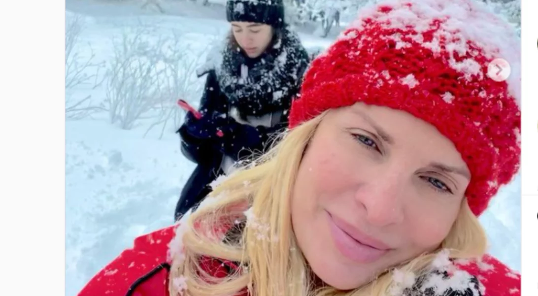 Ελένη Μενεγάκη | Οι νέες φωτογραφίες με τις κόρες της και τα παιχνίδια στα χιόνια