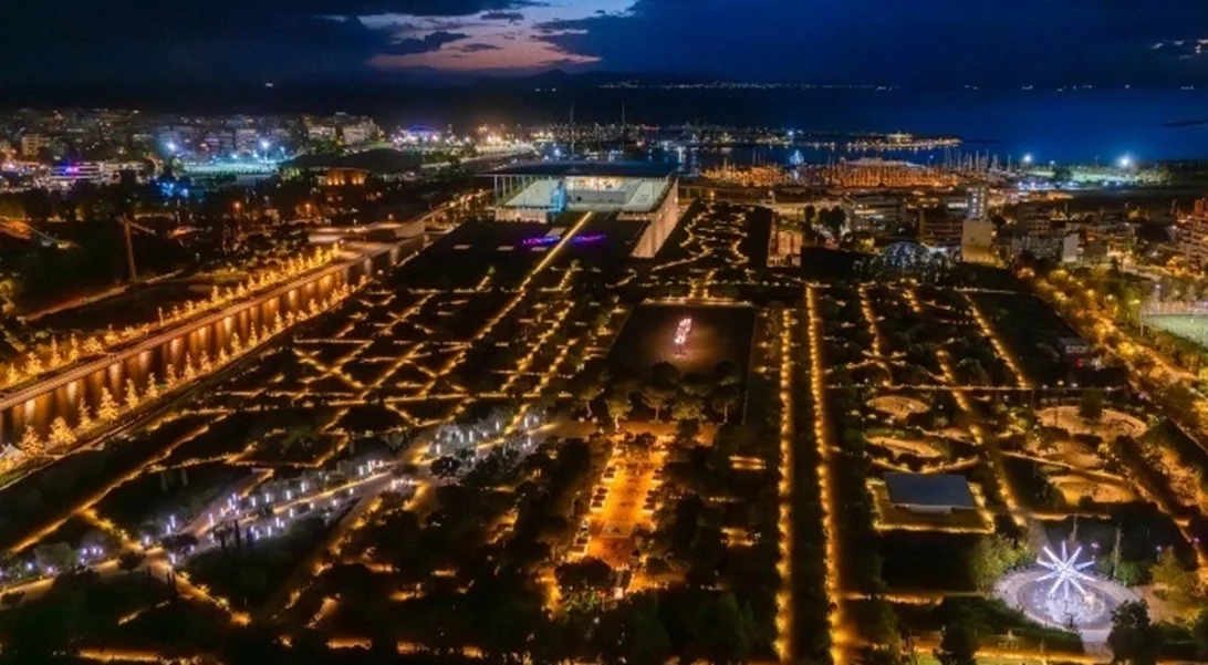 Το Πάρκο Σταύρος Νιάρχος μεταμορφώνεται στον πιο φωτεινό προορισμό της πόλης για τις γιορτές