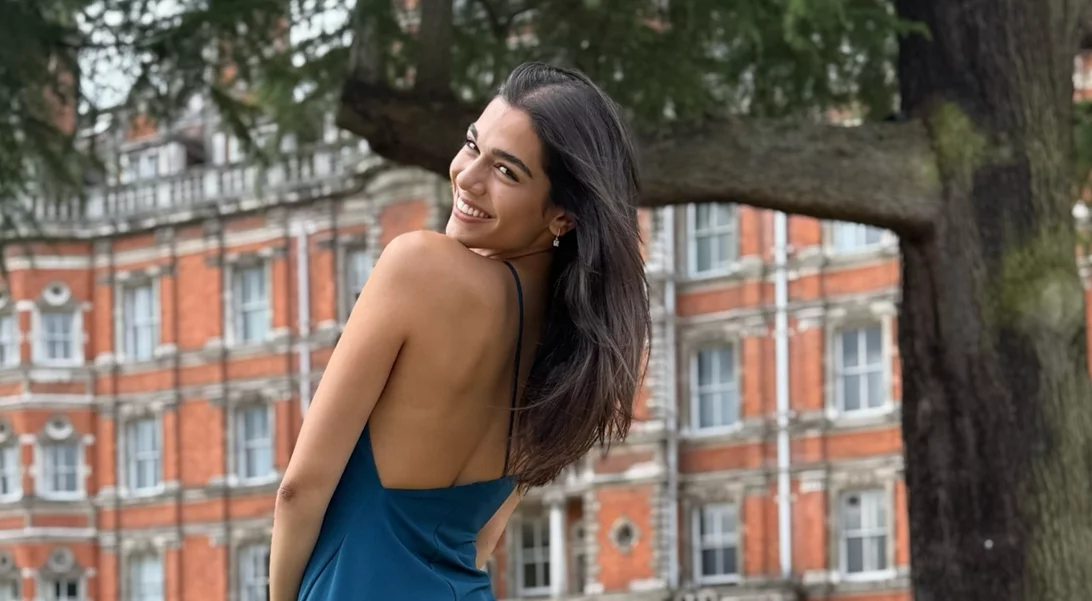 Μελίνα Νικολαΐδη | Αυτό είναι το φόρεμα που επέλεξε για την ορκωμοσία της - Κολακεύει τέλεια τη σιλουέτα