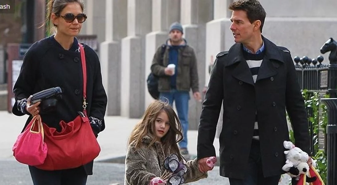 Σούρι Κρουζ: Η πρώτη της εμφάνιση μετά την αλλαγή του ονόματός της - Ο "αδιάφορος" πατέρας της