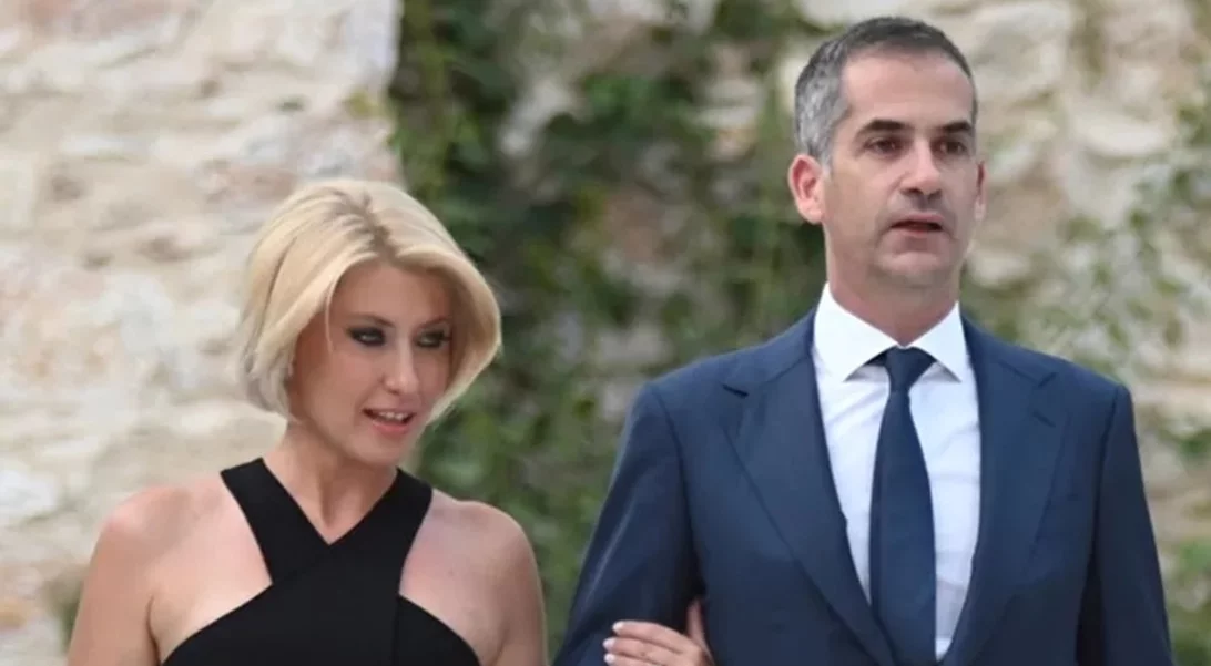 Κώστας Μπακογιάννης – Σία Κοσιώνη | Το παθιασμένο φιλί στα εγκαίνια του νέου Λυκαβηττού