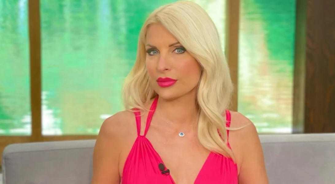 Η Ελένη Μενεγάκη φόρεσε το ιδανικό one shoulder φόρεμα για τις βραδινές εξόδους του φθινοπώρου