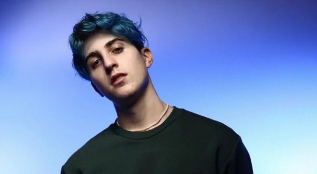 Νικόλας Βαρθακούρης | Ο γιος του Γιάννη Πάριου και της Σοφίας Αλιμπέρτη σχολιάζει το #Metoo