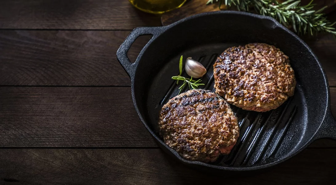 Τα πιο αφράτα και ζουμερά μπιφτέκια | Η συνταγή για να μην σου βγαίνουν στεγνά