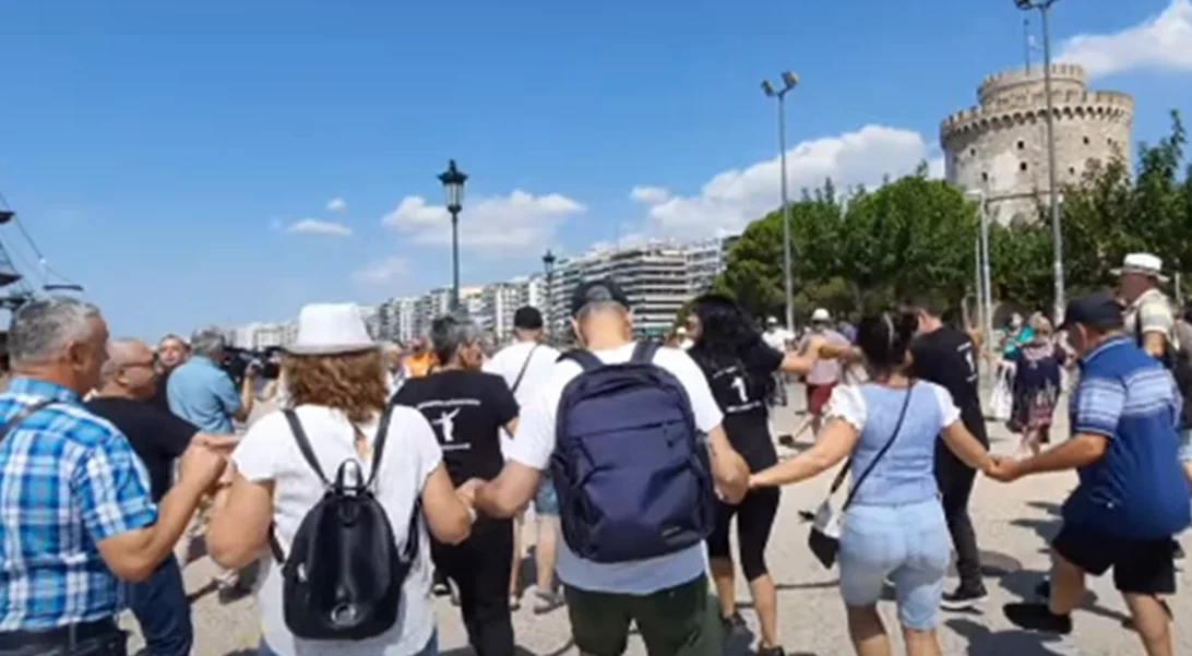 Μίκης Θεοδωράκης | Δεκάδες τουρίστες χόρεψαν τον "Ζορμπά" μπροστά στον Λευκό Πύργο (vid)