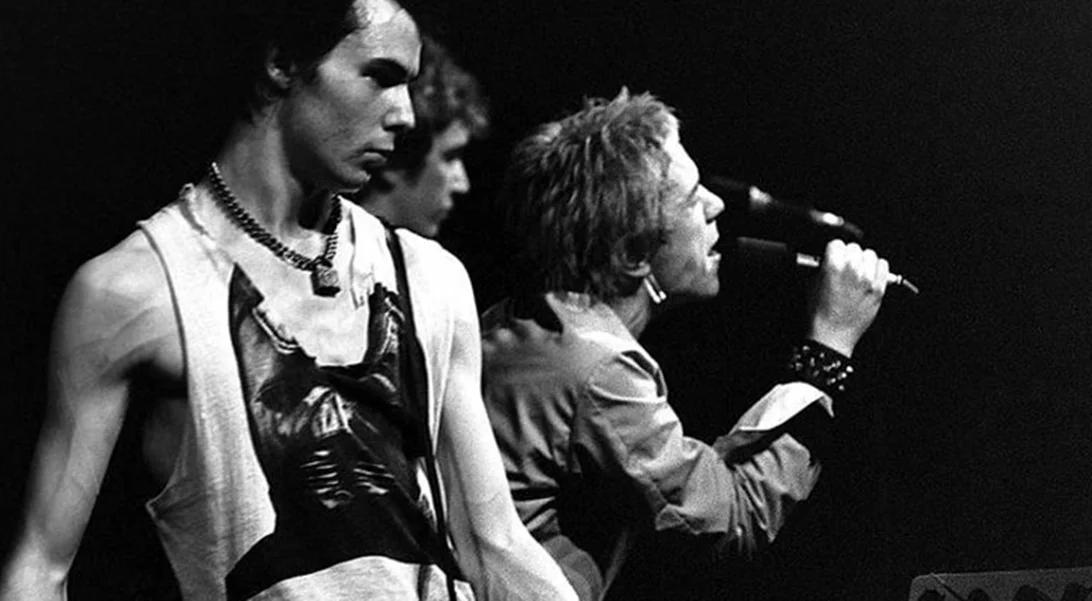 Sid Vicious | "Σε παρακαλώ, μητέρα θάψε με δίπλα στο μωρό μου. Θάψε με, με το δερμάτινο σακάκι μου, το τζιν μου και τις μπότες μου. Αντίο."