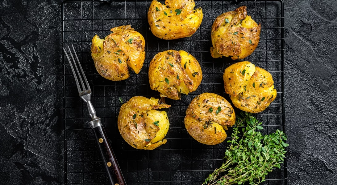 Οι πιο υγιεινές και τραγανές smashed πατάτες χρειάζονται μόλις 3 υλικά